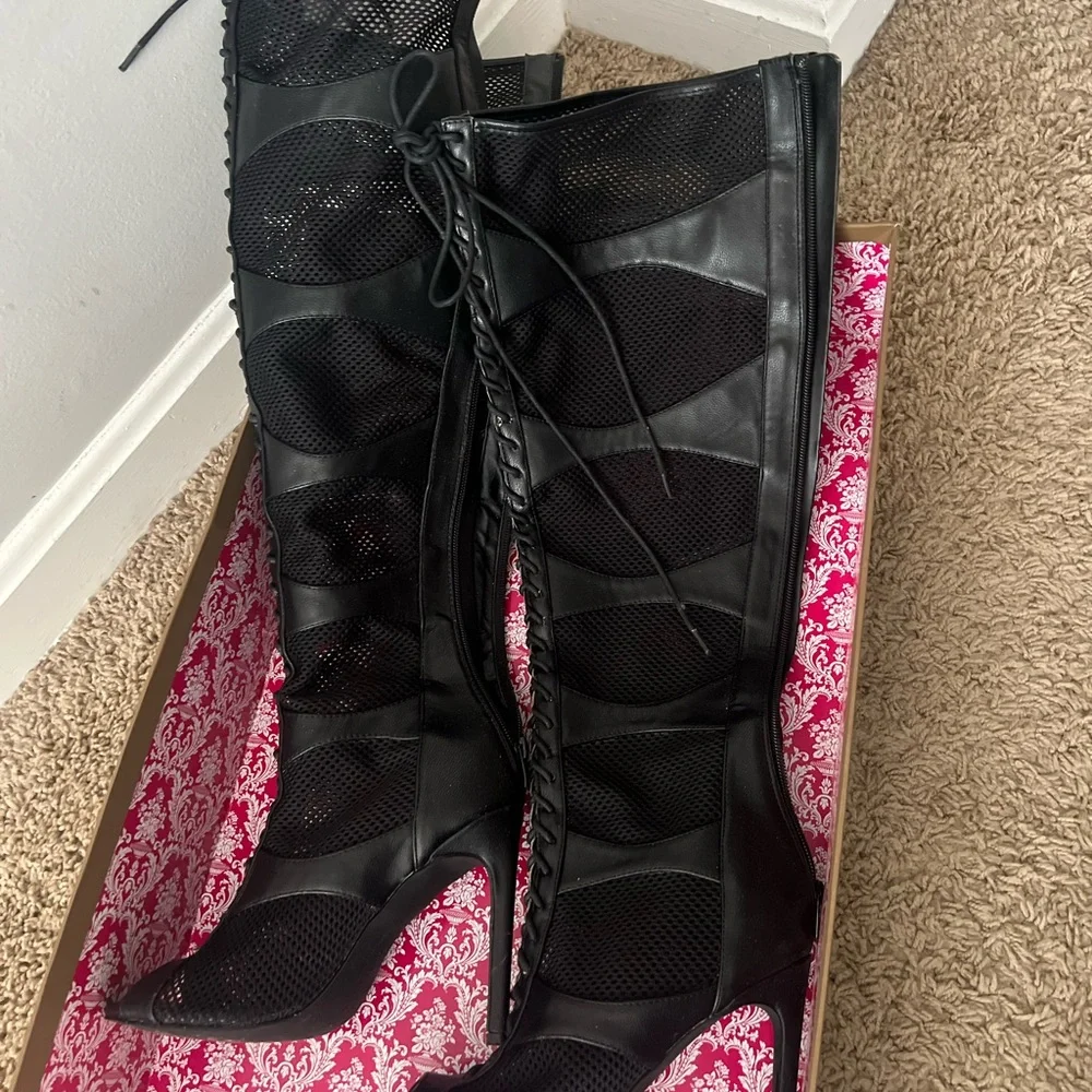 Womens boots size 8, brand Privileged
